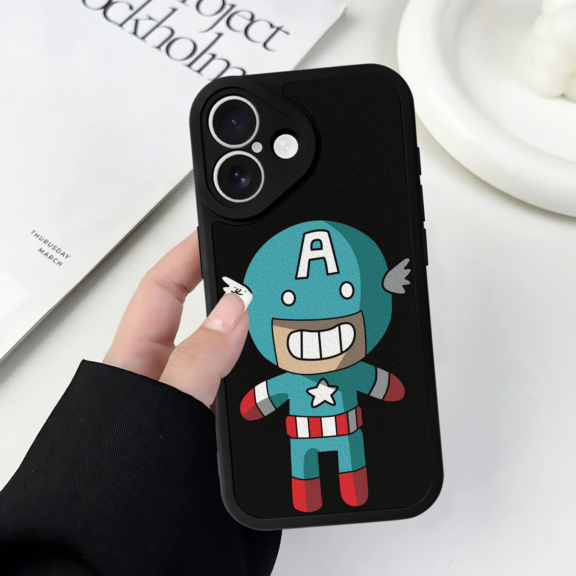 （画像用） アベンジャーズ The Avengers 【iPhone 16シリーズ対応】シリコンスマホケース（レザー調） 材質：シリコン